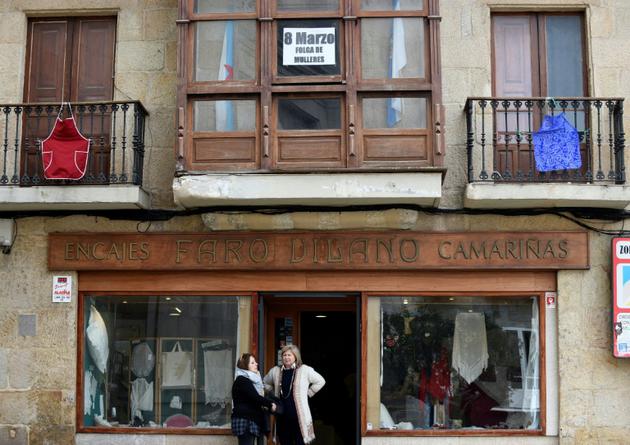 Des tabliers pendent aux balcons à Vigo, dans le nord-ouest de l'Espagne, en guise de soutien à la grève générale des femmes dans le pays, le 8 mars 2018  [Miguel Riopa / AFP]