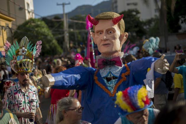 Un géant de polystyrène à l'effigie de Marcelo Crivella, le maire de Rio [MAURO PIMENTEL / AFP]