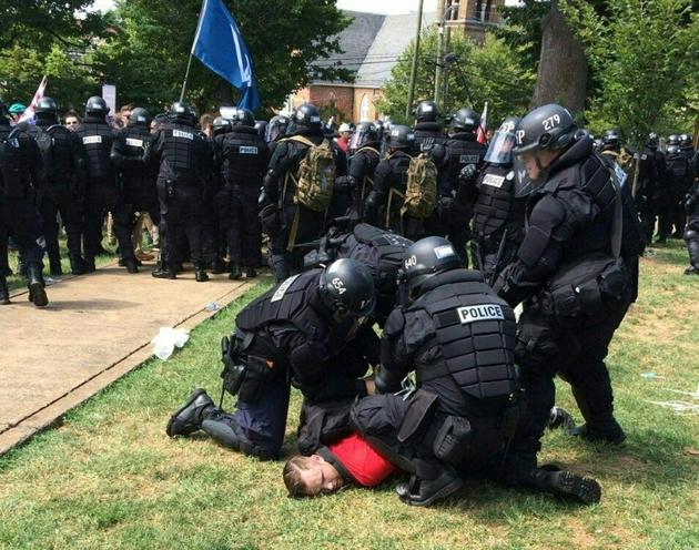 Photo de Twitter fournie par la police de l'Etat de Virginie montrant des arrestations lors d'échauffourées entre militants antiracistes et groupuscules de l'extrême droite américaines réunis à Charlottesville, le 12 août 2017  [Virginia State Police / Virginia State Police/AFP]