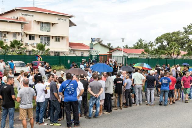 Des manifestants font la queue pour déposer des plaintes contres les blocages en Guyane, à Kourou le 11 avril 2017 [jody amiet / AFP]