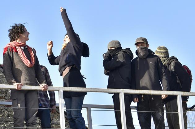 Les occupants de la ZAD de  Notre-Dame-des-Landes laissent éclater leur joie à l'annonce de l'abandon du projet d'aéroport, le 17 janvier 2018 [LOIC VENANCE / AFP]