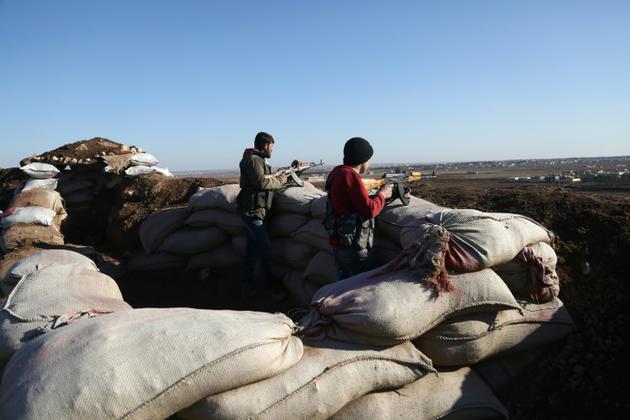 Des rebelles syriens alliés de la Turquie  positionnés dans la zone de Tal Malid, dans le nord de la Syrie, se préparent à tirer vers des positions d'une milice kurde dans la région d'Afrine le 20 janvier 2018 [Nazeer al-Khatib / AFP]