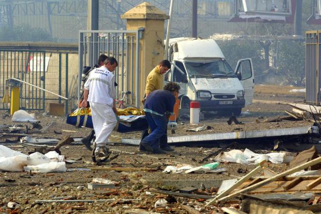 Des secouristes transportent une personne blessée à l'intérieur de l'usine pétrochimique AZF, le 21 septembre 2001 à Toulouse, où s'est produite une violente explosion d'origine indéterminée [ERIC CABANIS / AFP/Archives]
