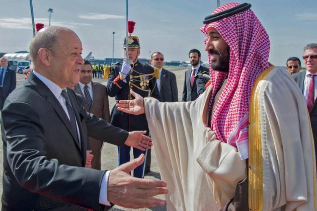 Le ministre des Affaires étrangères Jean-Yves Le Drian et le prince héritier saoudien Mohammed ben Salmane à son arrivée à l'aéroport du Bourget (France) le 8 avril 2018  [BANDAR AL-JALOUD / Saudi Royal Palace/AFP/Archives]