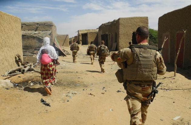 Des soldats de la force Barkhane patrouillent dans un village du Mali à In-Tillit, le 31 octobre  [Daphné BENOIT / AFP/Archives]