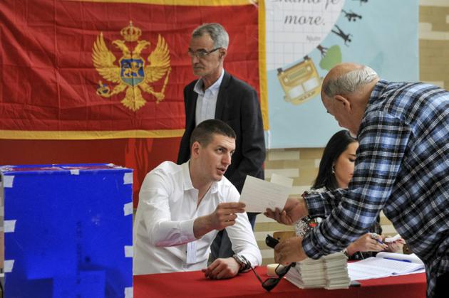 Un homme s'apprête à voter pour désigner le prochain président du Monténégro, à Podgorica le 15 avril 2018 [SAVO PRELEVIC                        / AFP]