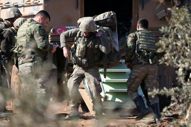 Des soldats turcs déployés au Mont Bersaya, au nord de la ville syrienne d'Azaz, lors de l'opération "Rameau d'olivier" contre les unités kurdes YPG, le 29 janvier 2018  [Nazeer al-Khatib / AFP]