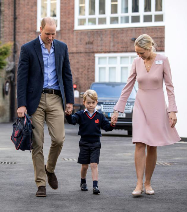Le prince George accompagné de son père William fait sa rentrée en maternelle à Londres où il est accueilli par la directrice de l'école privée St Thomas's Battersea Helen Haslem, le 7 septembre 2017 [RICHARD POHLE / POOL/AFP]