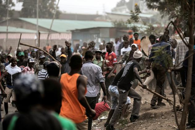 De violents affrontements ont opposé dans le bidonville de Mathare à Nairobi des membres de l'ethnie kikuyu du président Uhuru Kenyatta et des partisans luo de l'opposant Raila Odinga, le 13 août 2017  [MARCO LONGARI / AFP]