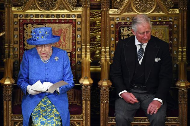 La reine Elizabeth II (g) et son fils le prince Charles, le 21 juin 2017 au parlement britannique à Londres [Carl Court / POOL/AFP]