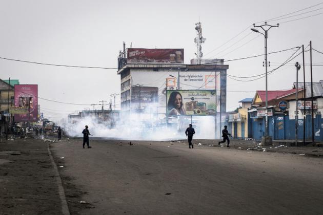 La police congolaise tire des gaz lacrymogènes et procède à des tirs de sommation pour disperser une marche anti-Kabila, à Kinshasa, le 21 janvier 2018. [JOHN WESSELS / AFP]