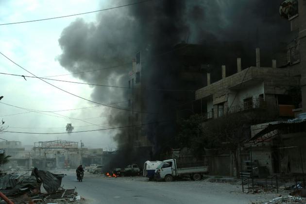 De la fumée s'élève à la suite d'un bombardement du régime syrien sur Douma, la principale ville de l'enclave rebelle dans la Ghouta orientale, le 10 mars 2018 [HAMZA AL-AJWEH / AFP]