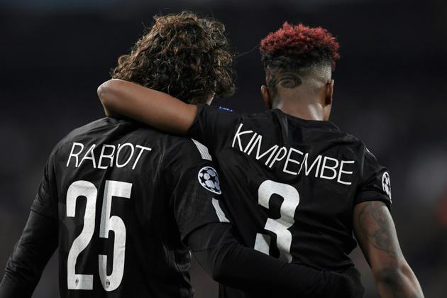 Adrien Rabiot, buteur pour le PSG face au Real, félicité par Presnel Kimpembe, le 14 février 2018 au stade Santiago Bernabeu [GABRIEL BOUYS                      / AFP]