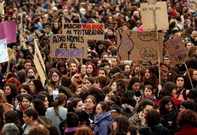 Des milliers de personnes descendent dans la rue à Barcelone, le 8 mars 2018, lors d'une grève générale sans précédent pour défendre les droits des femmes [Pau Barrena / AFP]