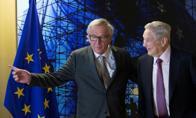 George Soros rencontre le président de la Commission européenne Jean-Claude Juncker à Bruxelles le 27 avril 2017 pour parler de mesures en Hongrie mettant en péril l'Université d'Europe centrale (CEU) qu'il a fondée [OLIVIER HOSLET / POOL/AFP/Archives]