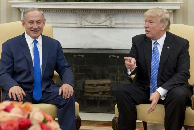 Le président américain Donald Trump (d) reçoit le Premier ministre israélien Benjamin Netanyahu, le 15 février 2017 à la Maison Blanche, à Washington [SAUL LOEB / AFP/Archives]