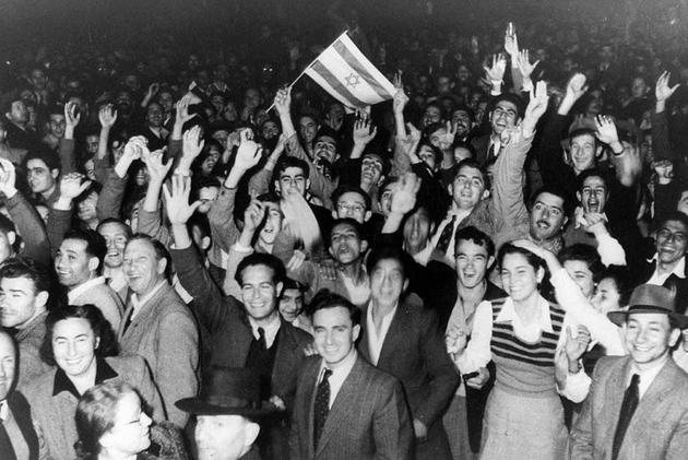 Des habitants de Tel-Aviv célèbrent le vote de l'Assemblée générale de l'ONU sur le partage de la Palestine, le 29 novembre 1947 [ / AFP]