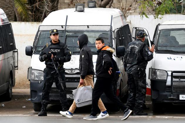 Des forces de sécurité tunisiennes sur le qui-vive le 11 janvier 2017 à Tebourba, à une quarantaine de km à l'ouest de Tunis [FETHI BELAID / AFP]