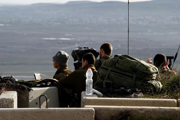 Des soldats israéliens prennent position sur le Golan occupé à la frontière avec la Syrie, le 10 février 2018  [JALAA MAREY / AFP]