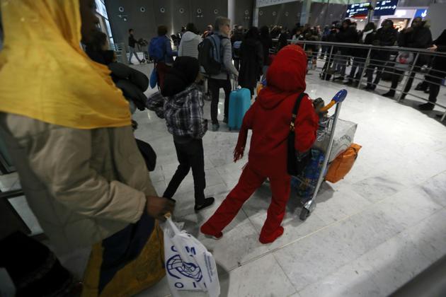 Des réfugiés soudanais arrivent à l'aéroport de Roissy-Charles-de-Gaulle, le 18 décembre 2017, près de Paris [Jacques Demarthon / AFP]
