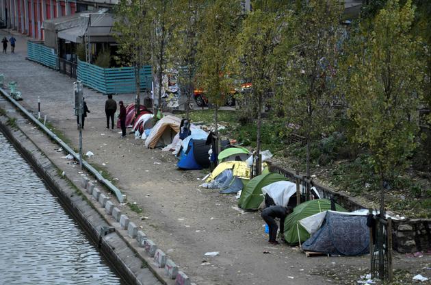 Des tentes de fortunes installées le long du Canal Saint-Martin, le 24 décembre 2017 à Paris  [STEPHANE DE SAKUTIN / AFP/Archives]