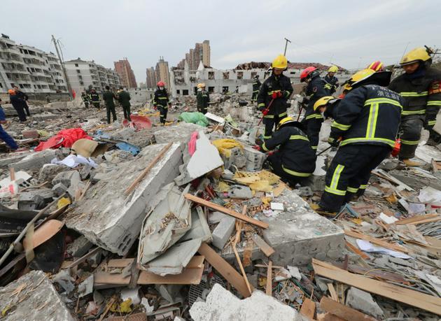 Des équipes de secours sur les lieux d'un explosion à Ningbo, dans l'est de la Chine, le 26 novembre 2017 [ / AFP]