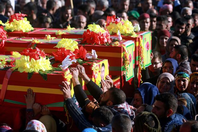 Photo prise le 17 mars 2018 à Qamishli lors de funérailles de combattants des Unites de protection du peuple (YPG) tués lors d'affrontements dans l'enclave d'Afrine avec les forces turques et leurs alliés [Delil souleiman / AFP]