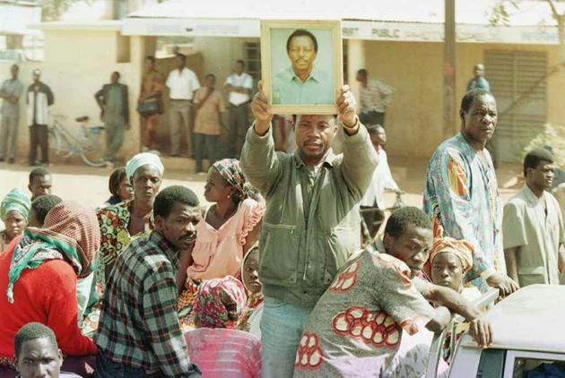 Un proche du journaliste Norbert Zongo, mort quelques jours auparavant dans des circonstances suspectes, brandit son portrait le 16 décembre 1998 à Ouagadougou [ISSOUF SANOGO / AFP/Archives]