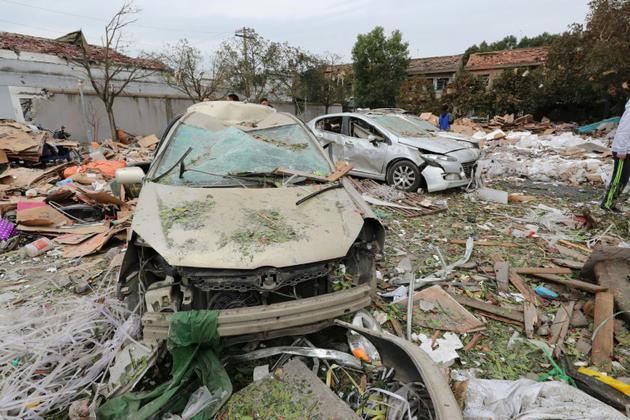 Des voitures détruites lors d'une explosion à Ningbo, dans l'est de la Chine, le 26 novembre 2017 [ / AFP]