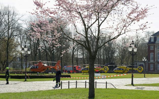 Des hélicoptères de la sécurité civile déployés à Münster (nord-ouest de l'Allemagne), le 7 avril 2018 après qu'une voiture a foncé dans la foule [Martin Rupik / dpa/AFP]