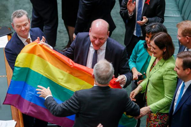Le parlementaire australien Trent Zimmerman célèbre l'adoption d'une loi sur le mariage gay, à Canberra, le 7 décembre 2017 [SEAN DAVEY / AFP]