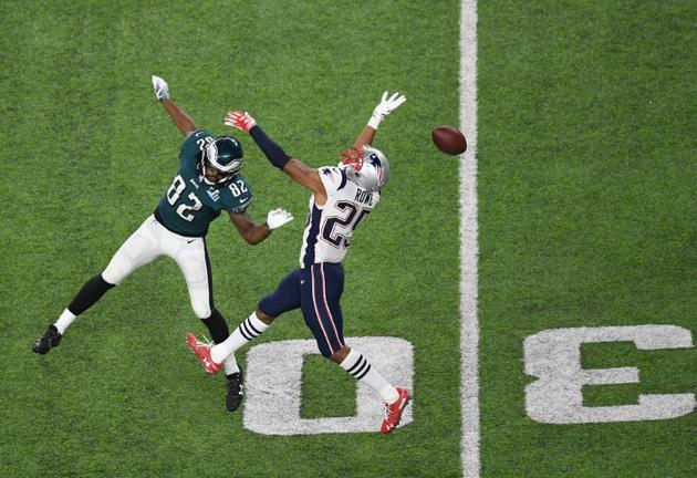 Eric Rowe (D) des Patriots laisse échapper le ballon face à Torrey Smith des Eagles lors du Super Bowl à Philadelphie, Minneapolis, Minnesota, le 4 février 2018 [ANGELA WEISS / AFP]