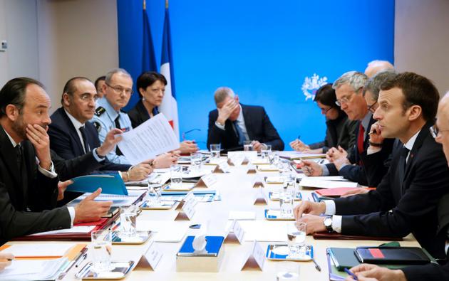 Emmanuel Macron (d) préside un conseil estreint de défense avec le Premier ministre Edouard Philippe (G) à Paris le 24 mars 2018 au lendemain des attaques de l'Aube [CHRISTIAN HARTMANN / POOL/AFP]