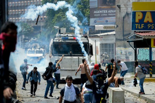 Heurts entre manifestants de l'opposition et la police lors d'une manifestation contre le président vénézuélien Nicolas Maduro, le 6 avril 2017, à Caracas [FEDERICO PARRA / AFP]
