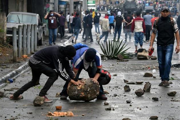 Des soutiens du candidat de l'opposition Salvador Nasralla mettent en place des barricades lors de manifestations dans la capitale du Honduras Tegucigalpa, le 18 décembre 2017 [ORLANDO SIERRA / AFP]