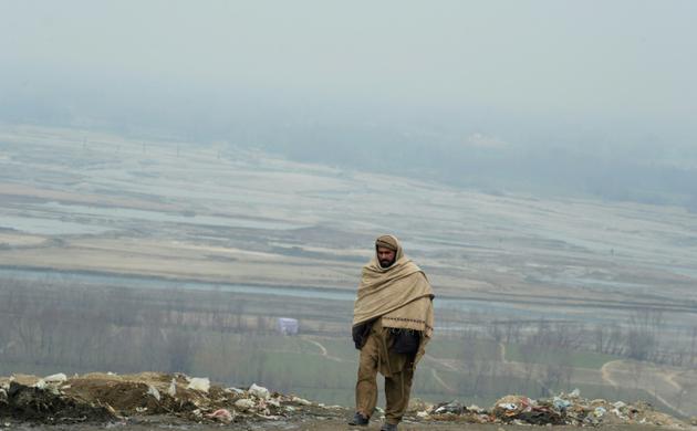Un afghan traverse la région de Sayad à Mahmood-i-Raqi dans la province de Kapisa, le 23 janvier 2013 [SHAH MARAI / AFP/Archives]
