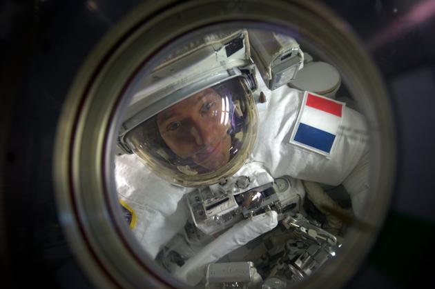 Une photographie fournie le 14 janvier 2017 par l'ESA et la NASA, et prise par l'astronaute Peggy Whitson, montre l'astronaute Thomas Pesquet, à l'extérieur de la Station spatiale internationale  [Peggy Whitson / ESA/NASA/AFP/Archives]