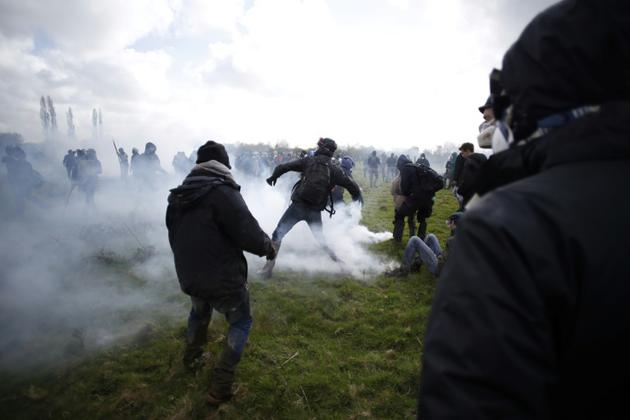Heurts entre manifestants et forces de l'ordre sur le site de la Zad de Notre-Dame-des-Landes, le 15 avril 2018 [CHARLY TRIBALLEAU / AFP]