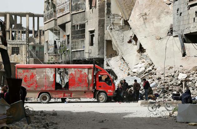 Des civils se préparent à évacuer la ville d'Arbine, dans la Ghouta orientale, près de Damas, le 27 mars 2018 [Mohammed EYAD / AFP]