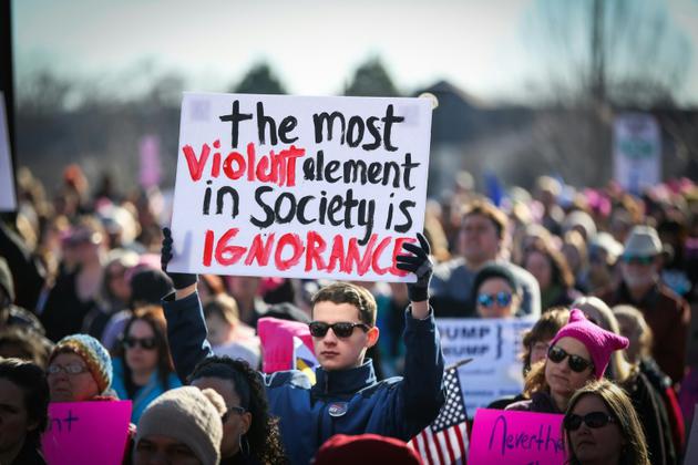 Des manifestants de la "Marche des femmes" réunis à Charlotte en Caroline du Nord le 20 janvier 2018 [Logan Cyrus / AFP]