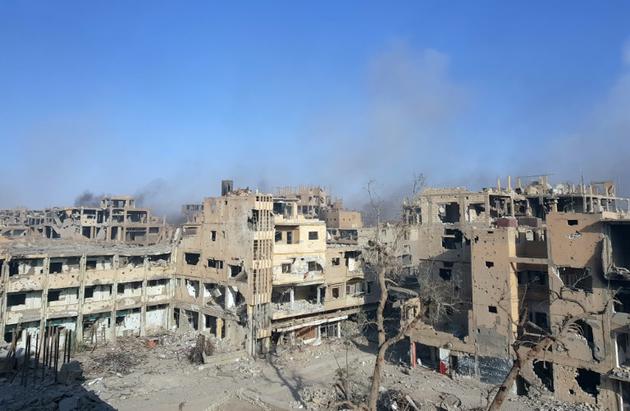 De la fumée s'élève de l'est de la ville de Deir Ezzor lors d'une opération de l'armée syrienne contre les jihadistes, le 3 novembre 2017 [STRINGER / AFP]