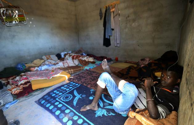 Photo prise le 12 décembre dans le Safe House, un centre qui accueille des migrants ayant survécu à leur dangereuse traversée de la Libye et aux mauvais traitements infligés par les trafiquants. [Mahmud TURKIA / AFP]