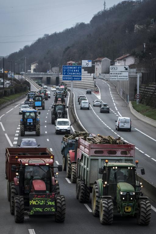 Des agriculteurs manifestent sur l'autoroute A 47 près de Lyon, le 21 février 2018 [JEAN-PHILIPPE KSIAZEK / AFP]