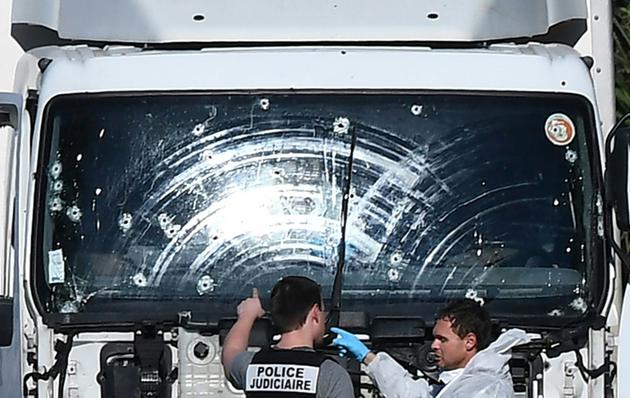 Des policiers et experts le 15 juillet 2016 près du camion qui a roulé dans la foule à Nice  [ANNE-CHRISTINE POUJOULAT / AFP/Archives]