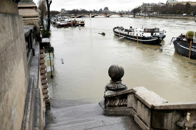 La montée des eaux a rendu les berges impraticables tout en éloignant les bateaux-logement de la rive, à Paris le 22 janvier 2018 [STEPHANE DE SAKUTIN / AFP]