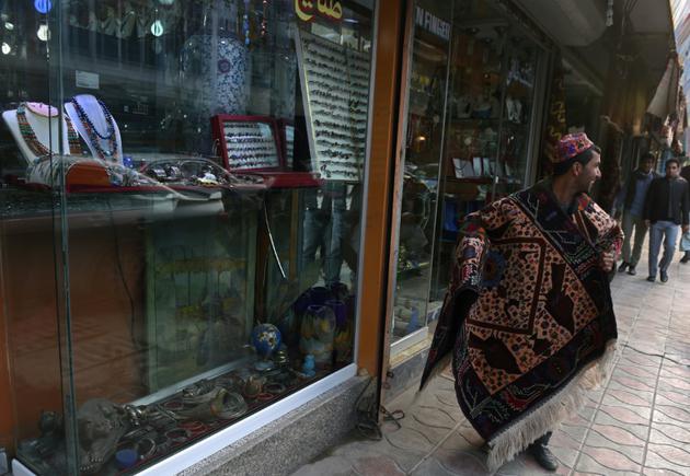 Vendeur de tapis dans Chicken Street à Kaboul, le 7 décembre 2014 [WAKIL KOHSAR / AFP/Archives]