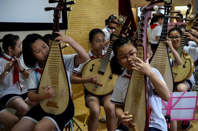 Des écoliers suivent un cours de musique dans un établissement de Shanghai, le 27 septembre 2017 [Chandan KHANNA / AFP]