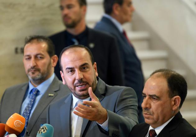 Le chef de la nouvelle délégation de l'opposition syrienne Nasr al-Hariri (au centre), lors d'une conférence de presse pendant une précédente session de négociations à Genève le 19 mai 2017 [Fabrice COFFRINI / AFP/Archives]