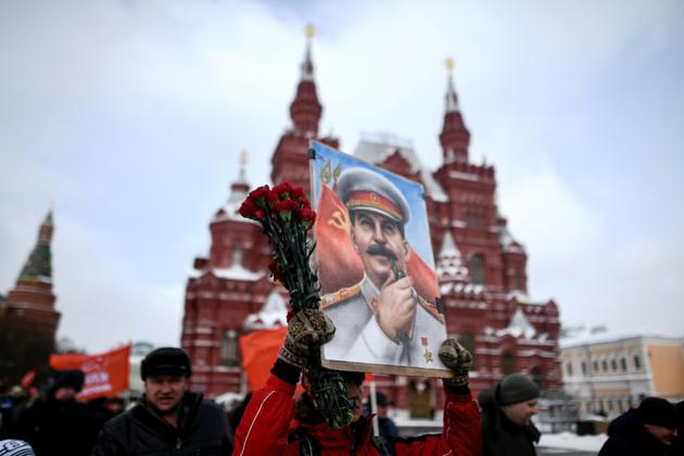 Des communistes sur la place Rouge à Moscou pour commémorer le 65e anniversaire de la mort de Staline [Kirill KUDRYAVTSEV / AFP]