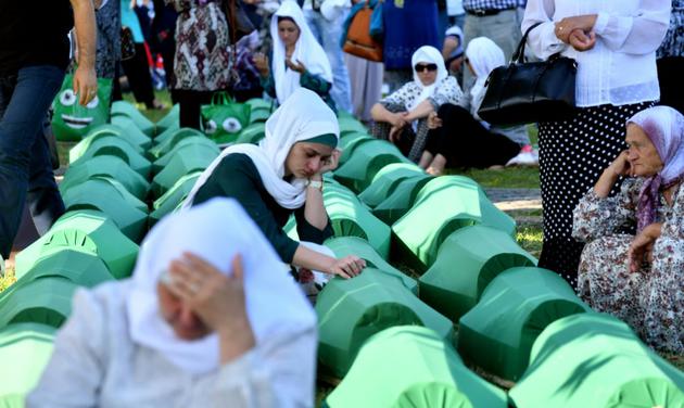 Des femmes bosniaques se recueillent près des cercueils de 71 victimes du massacre de Srebrenica, récemment identifiées, le 11 juillet 2017 au mémorial de Potocari, près de Srebrenica [ELVIS BARUKCIC / AFP]